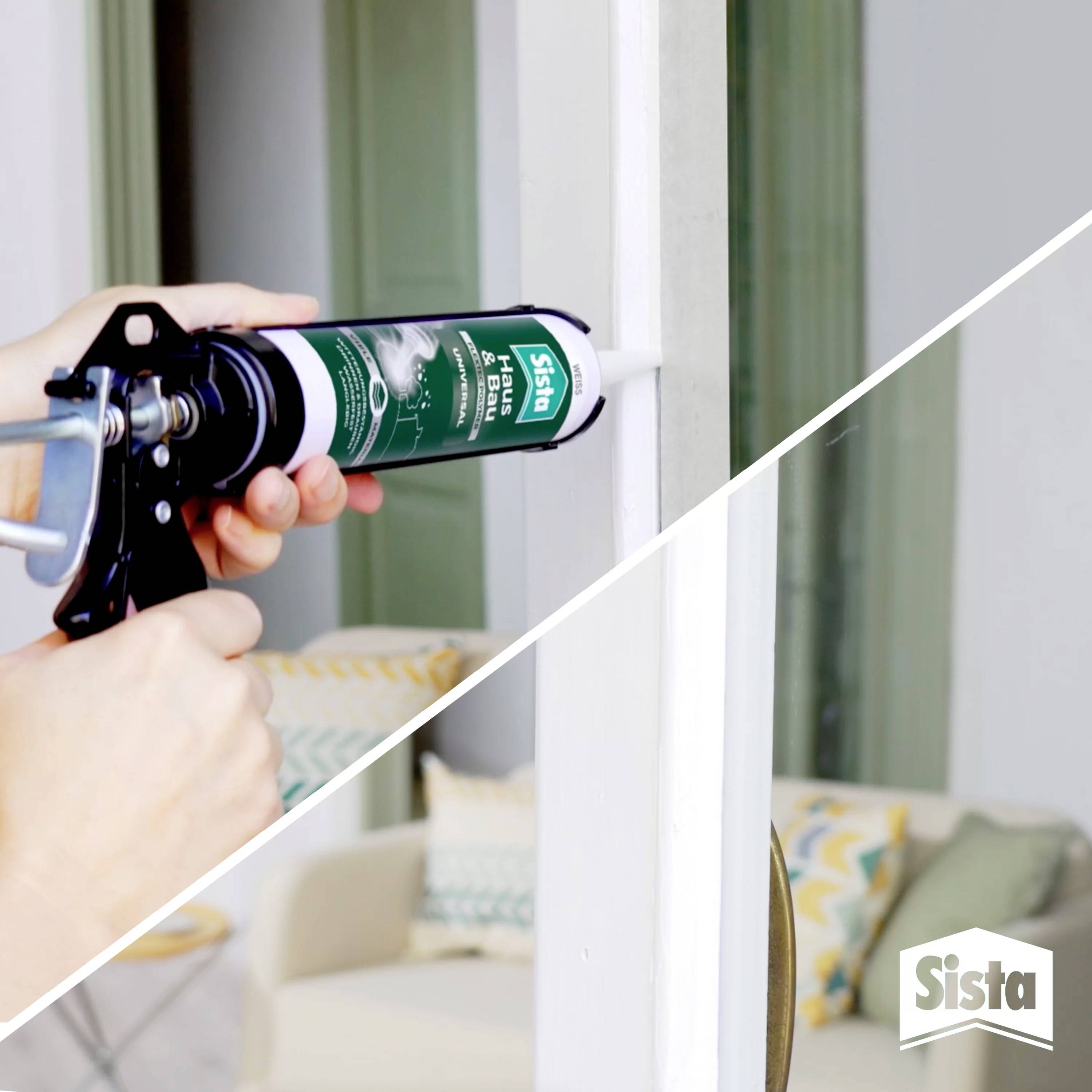 'Eine Person dichtet mit einer Silikonpistole einen weißen Rand eines Fensters ab, um es wetterfest zu machen.'