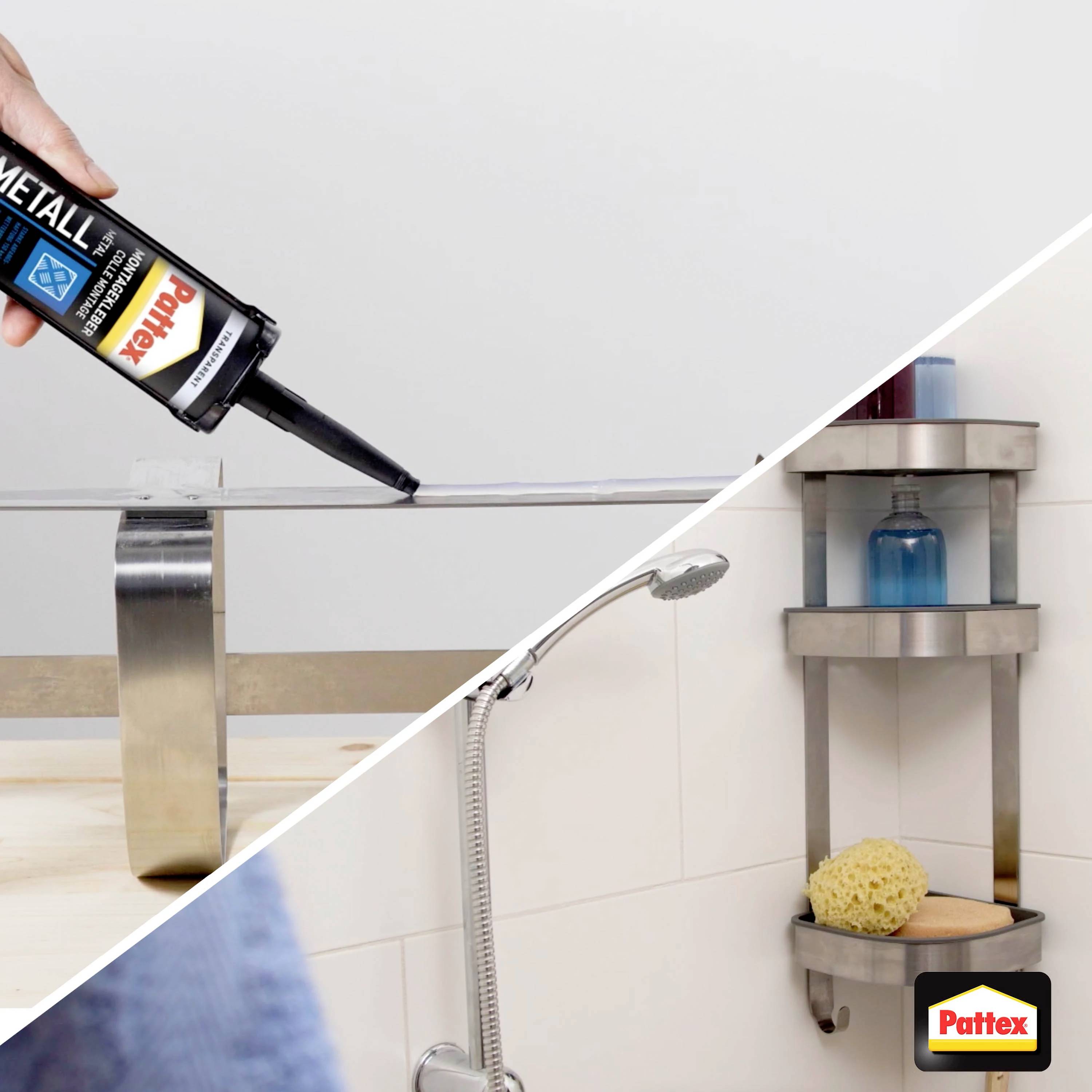 'Mann wendet Pattex-Kleber im Badezimmer an, um Metallhalterung zu befestigen. Regal mit Duschutensilien im Hintergrund.'