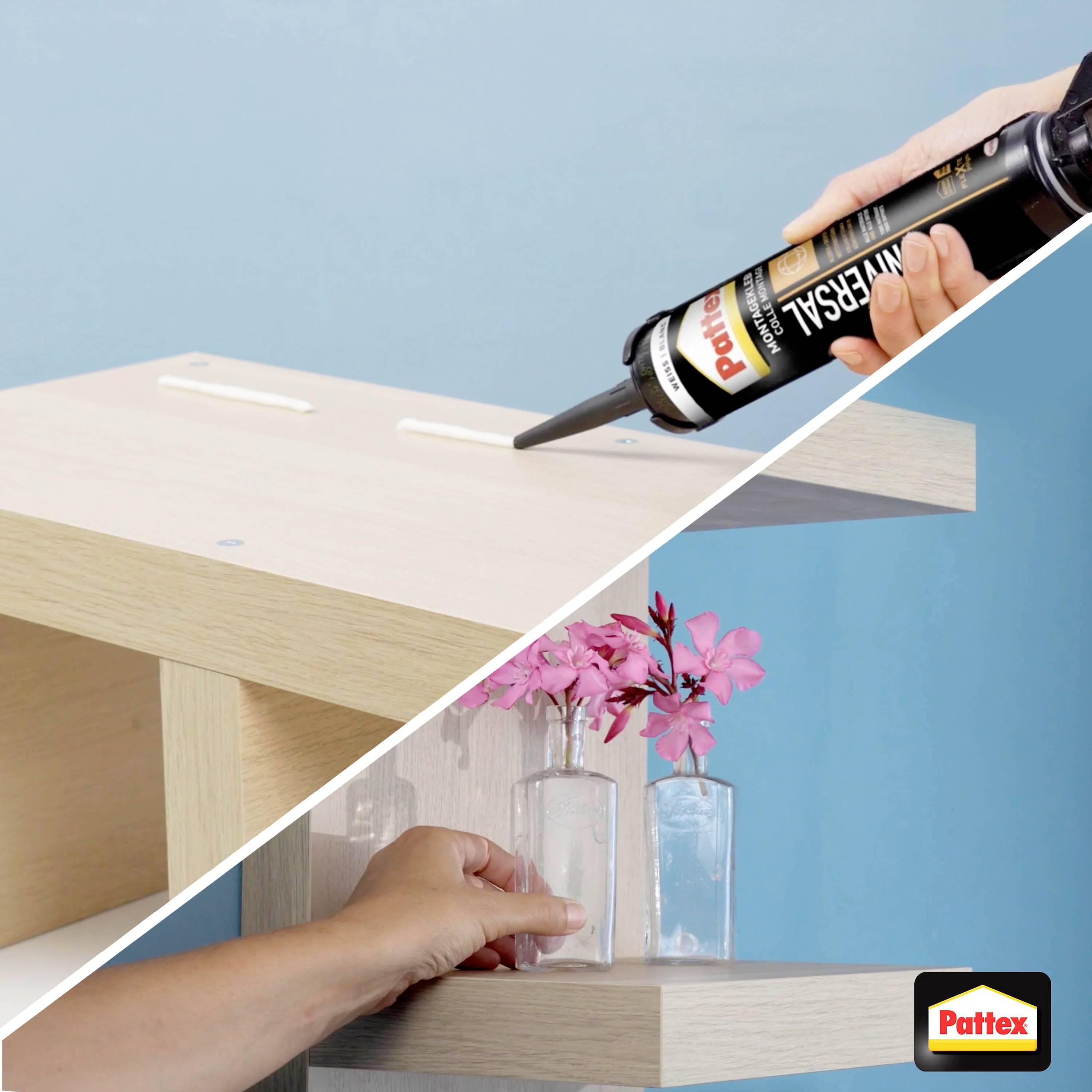 Ein Regalbrett wird mit Pattex Universal-Kleber an der Wand befestigt. Unten platziert jemand eine Vase auf das fertige Regal.