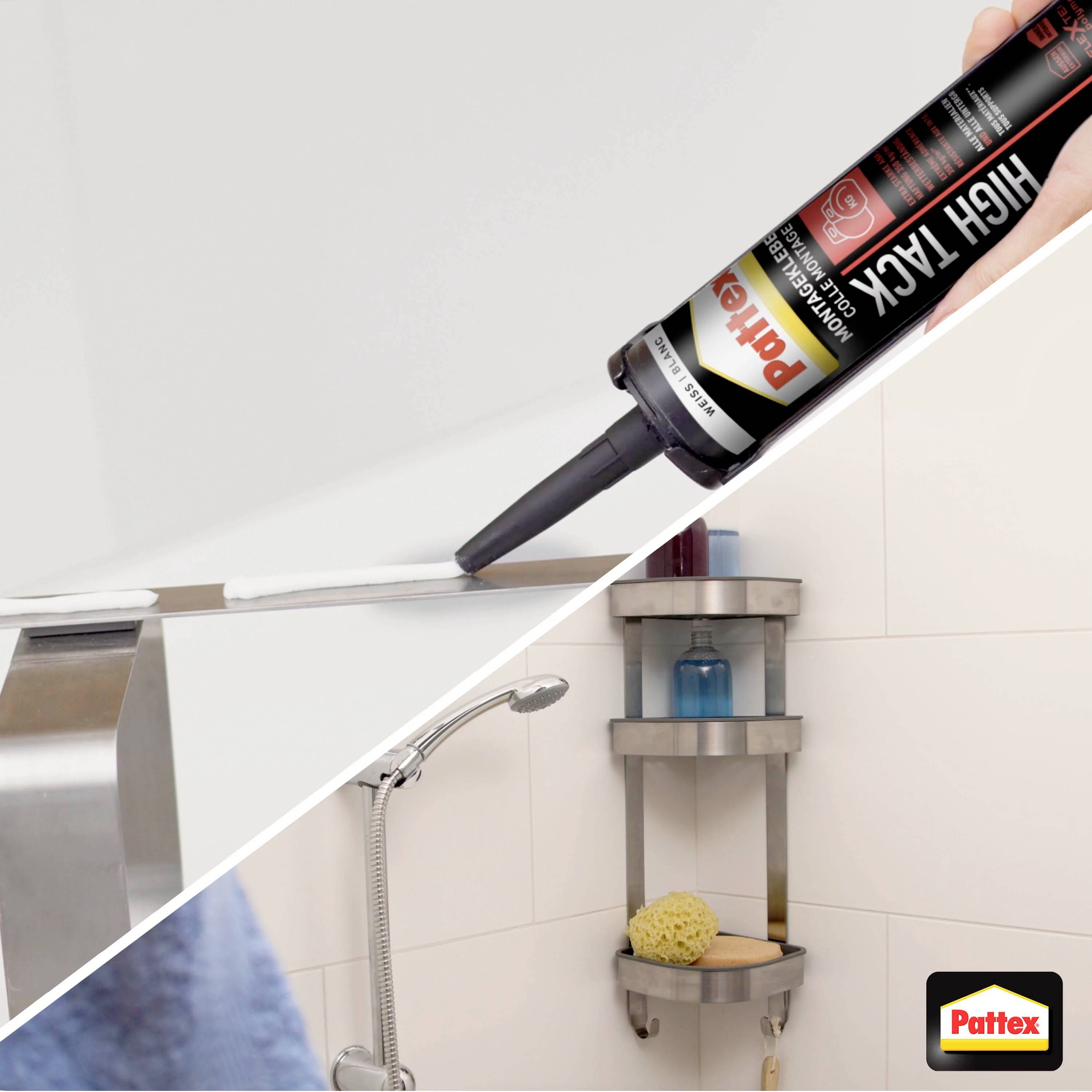 Ein Mann trägt mit einer Kartuschenpistole Dichtmasse auf eine Badewannenecke auf. Im Hintergrund sind Shampoo-Flaschen zu sehen.
