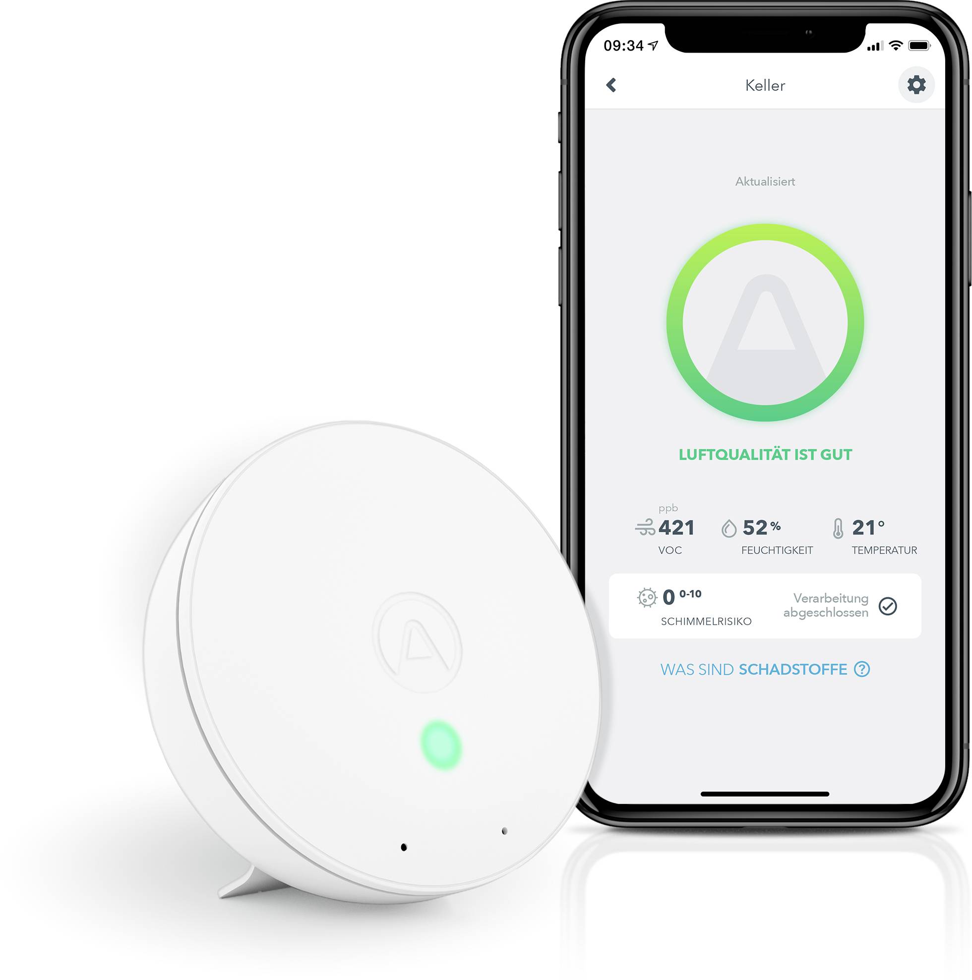 Ein Luftqualitätsmessgerät zeigt die Luftqualität als 'gut' an. Das Display auf dem Smartphone zeigt Feuchtigkeit, Temperatur und Schadstoffgehalt im Keller an.