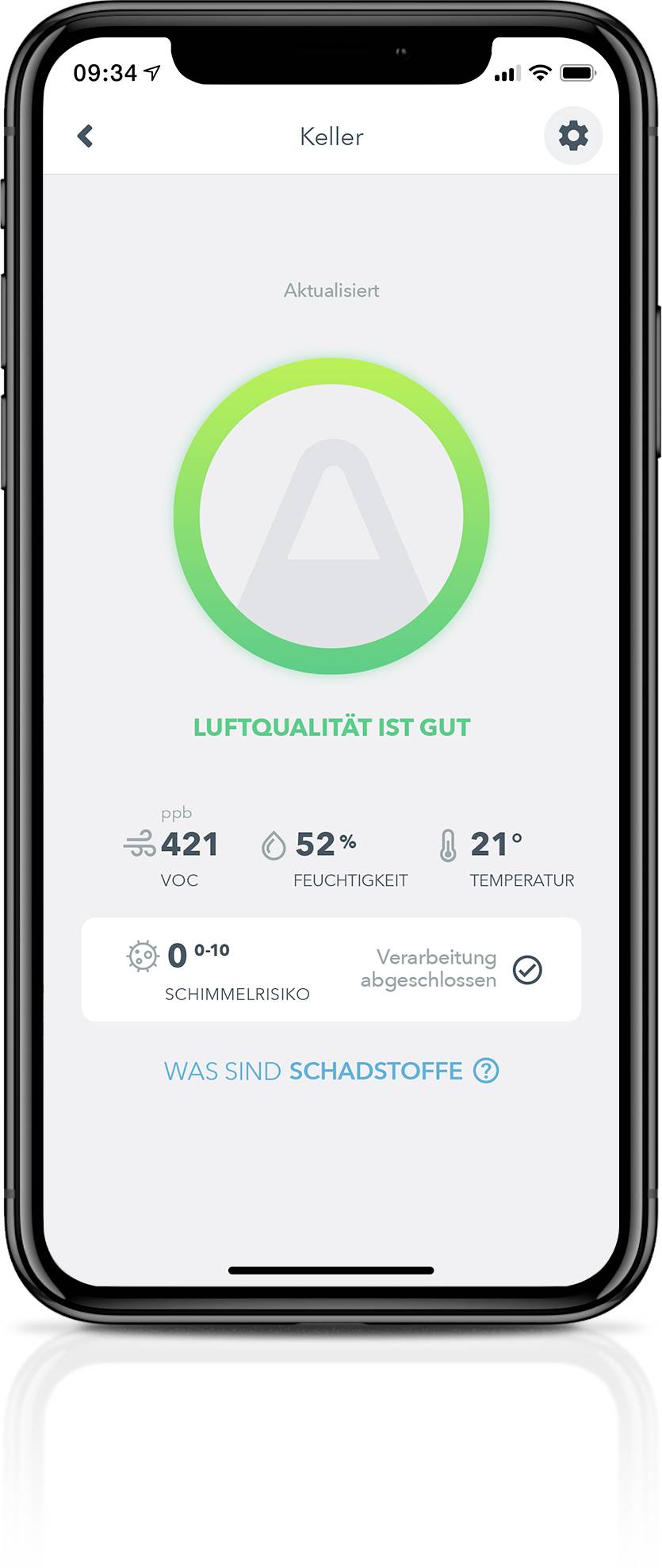 Ein Smartphone-Bildschirm zeigt eine App zur Raumluftüberwachung. Luftqualität ist gut; VOC 421 ppb, Feuchtigkeit 52%, Temperatur 21°C.