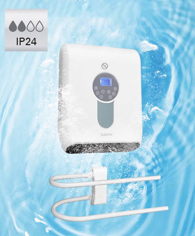 Ein Durchlauferhitzer im Wasser mit einem digitalen Display. Er hat die Schutzart IP24, was auf Wasserschutz hinweist.