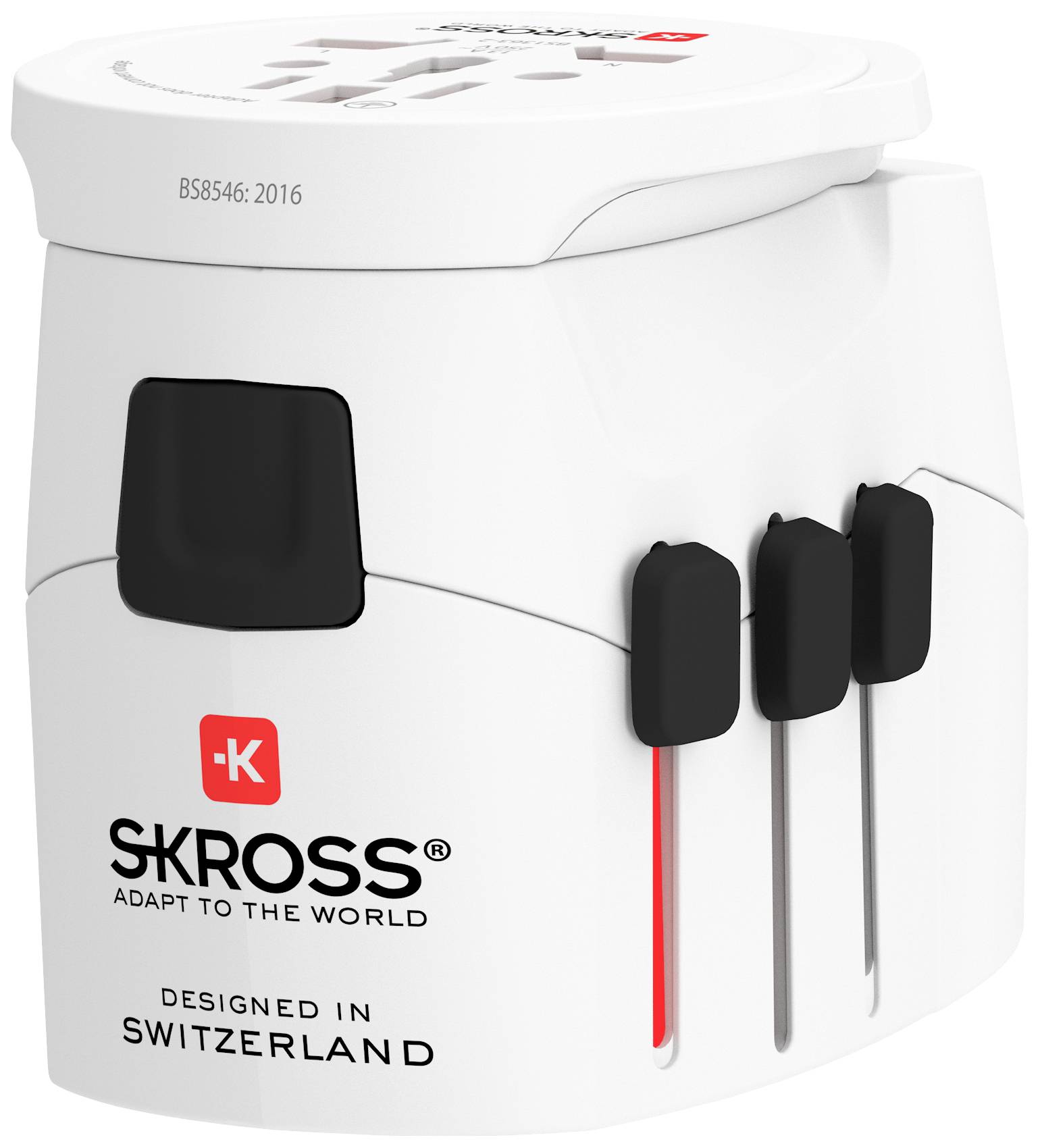 Ein weißer SKROSS Reisestecker mit mehreren ausziehbaren Steckern, entworfen in der Schweiz, speziell für internationales Reisen.