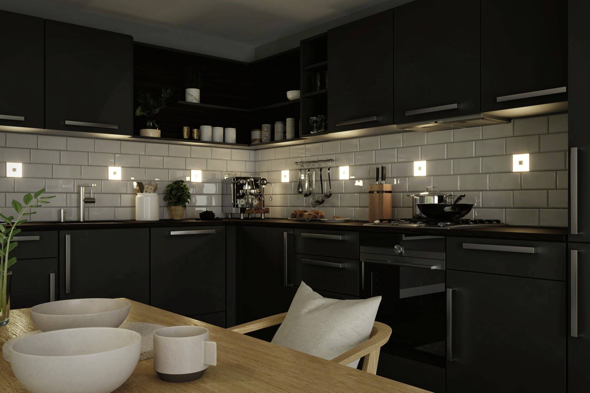 Moderne Küche mit dunklen Schränken, Holzdetails und weißen Fliesen an der Wand. Ein Tisch mit Geschirr im Vordergrund.