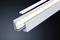 Aluminiumschiene mit eingebautem LED-Lichtstreifen. Die Schiene hat eine schmale, rechteckige Form und enthält diffuse Abdeckung.