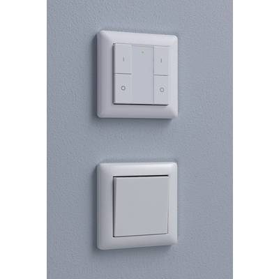 Zwei Lichtschalter an blauer Wand; der obere mit mehreren Tasten, der untere klassisch mit einer großen Tastfläche.