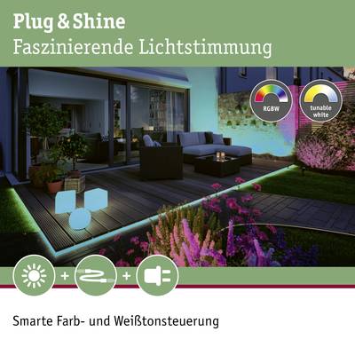 'Plug & Shine' Außenbereich mit Beleuchtung, Pflanzen und Möbeln. Beschriftung: 'Faszinierende Lichtstimmung', Smarte Farb- und Weißtonsteuerung.