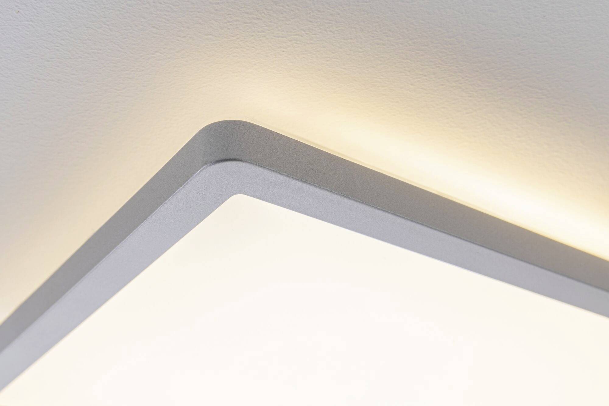 Eckige, moderne Deckenleuchte mit sanftem, diffusem Licht, montiert an einer weißen Decke.
