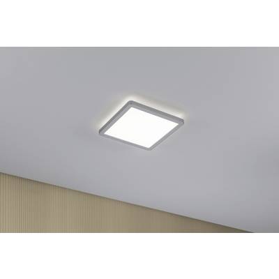 Eine quadratische Deckenleuchte leuchtet an einer weißen Decke. Die Wände sind beige.
