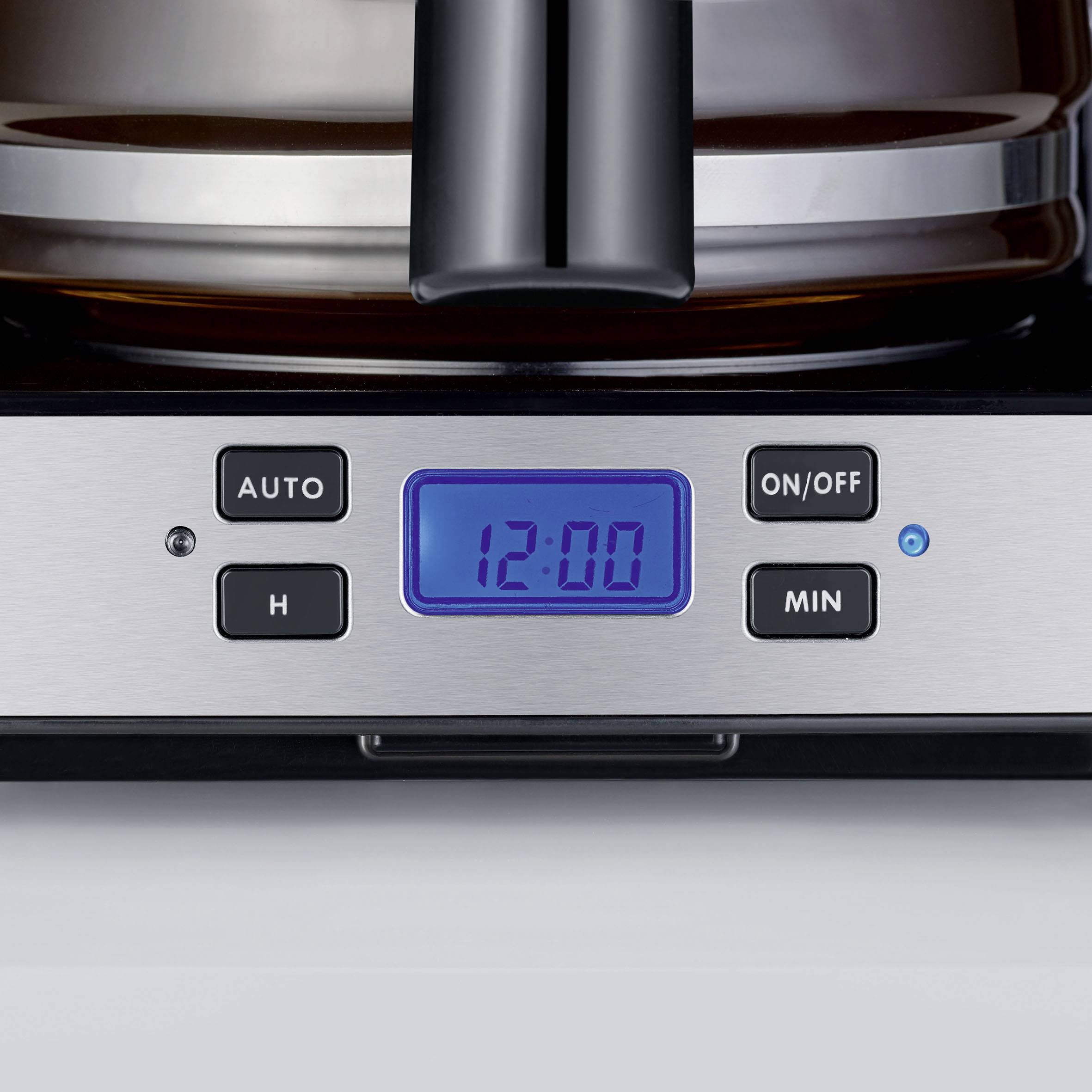 Nahaufnahme eines digitalen Kaffeemaschinendisplays mit Knöpfen und einer Uhrzeitanzeige von 12:00. Funktionen: Automatisch, Ein/Aus.