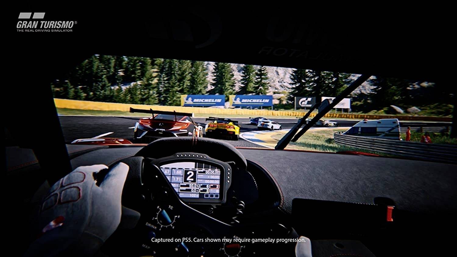 Das Bild zeigt ein Rennspiel aus der Perspektive eines Fahrers im Auto, der sich auf einer Rennstrecke mit anderen Autos befindet.