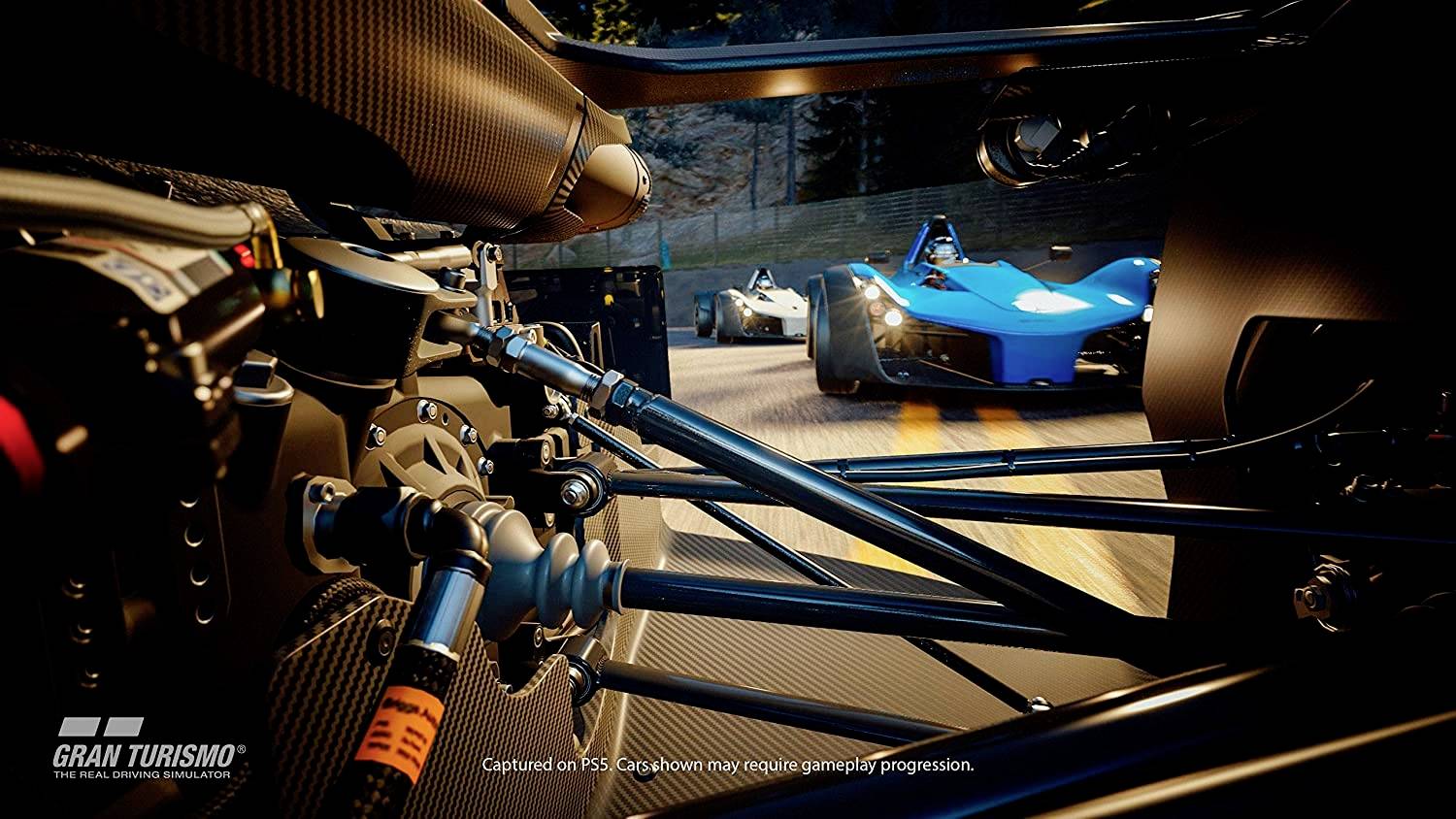 Ansicht aus dem Inneren eines Rennwagens bei hoher Geschwindigkeit auf einer Straße, zwei weitere Autos im Hintergrund, aufgenommen bei Sonnenuntergang.