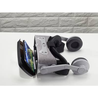 Virtuelle Reality-Brille auf einem Tisch liegend, mit einem Smartphone als Display. Hintergrund aus grauem Backsteinmuster.