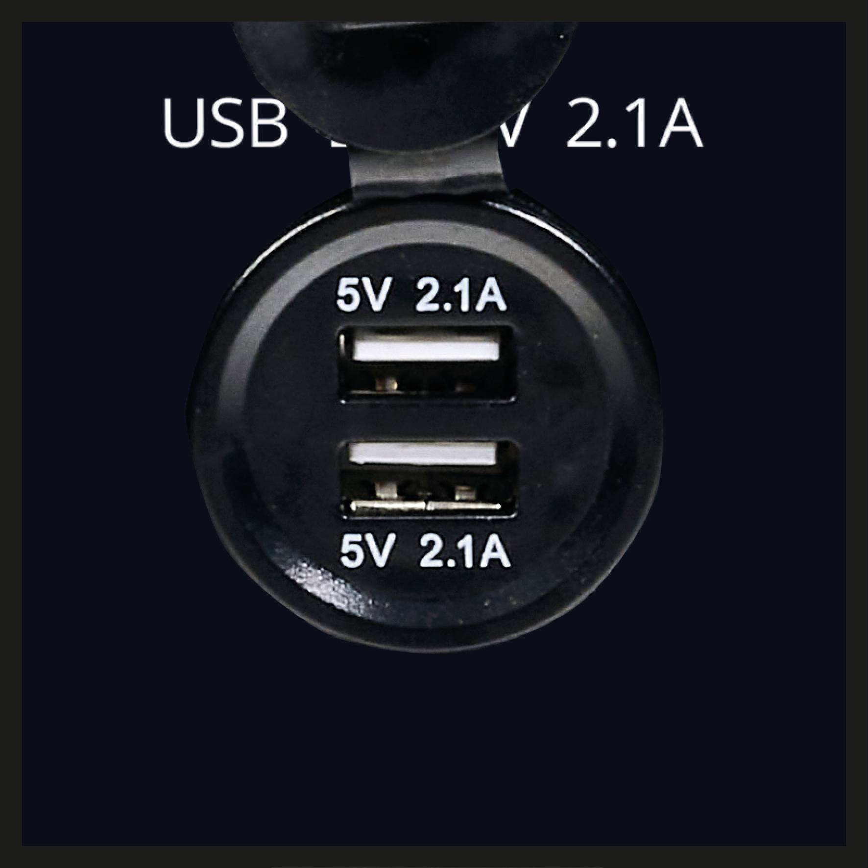 Doppelte USB-Ladebuchse mit Beschriftung '5V 2.1A', geeignet für das gleichzeitige Aufladen von zwei Geräten bei 2.1 Ampere.