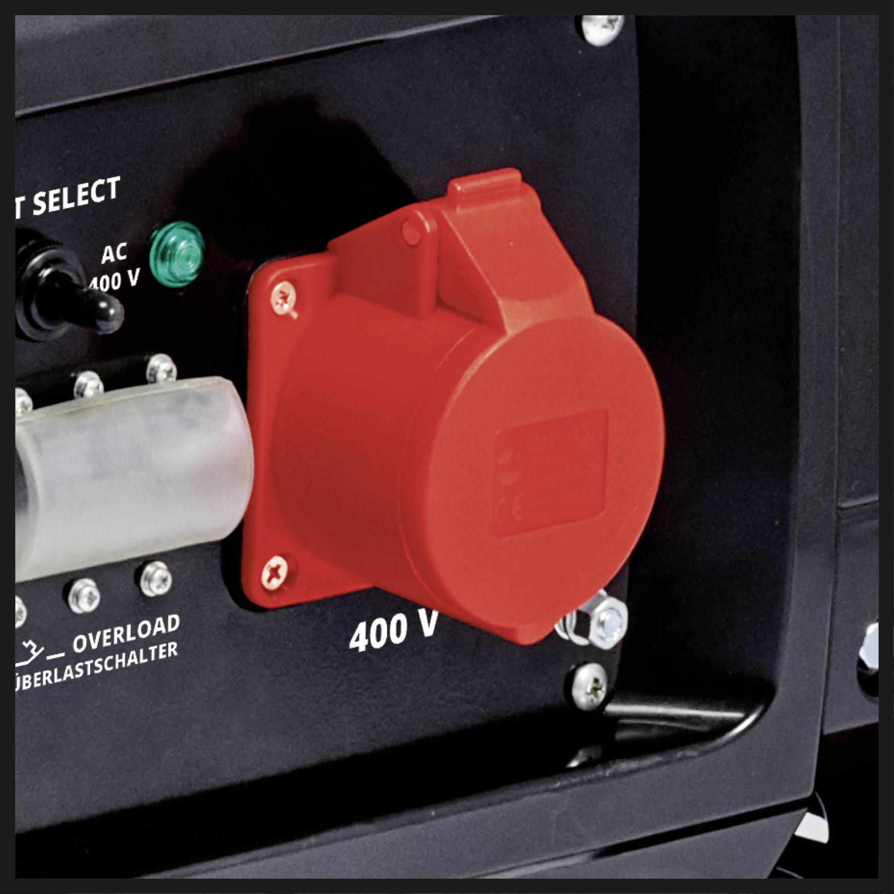 Rote Industriekupplung mit 400 V-Symbol auf einem schwarzen Gerät. Links daneben ein Überlastschalter und grüner 400 V-Schalter.
