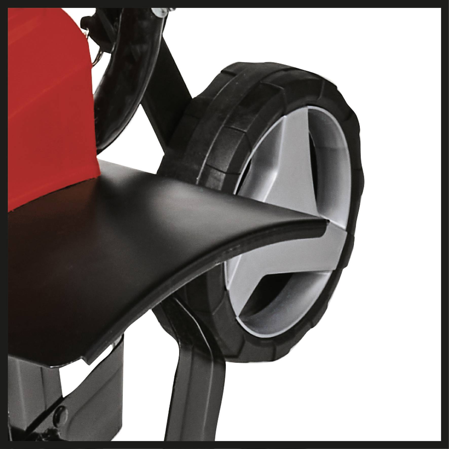 Nahaufnahme eines schwarzen Rades eines roten Fahrzeugs oder Geräts mit glänzender Oberfläche und robuster Struktur.