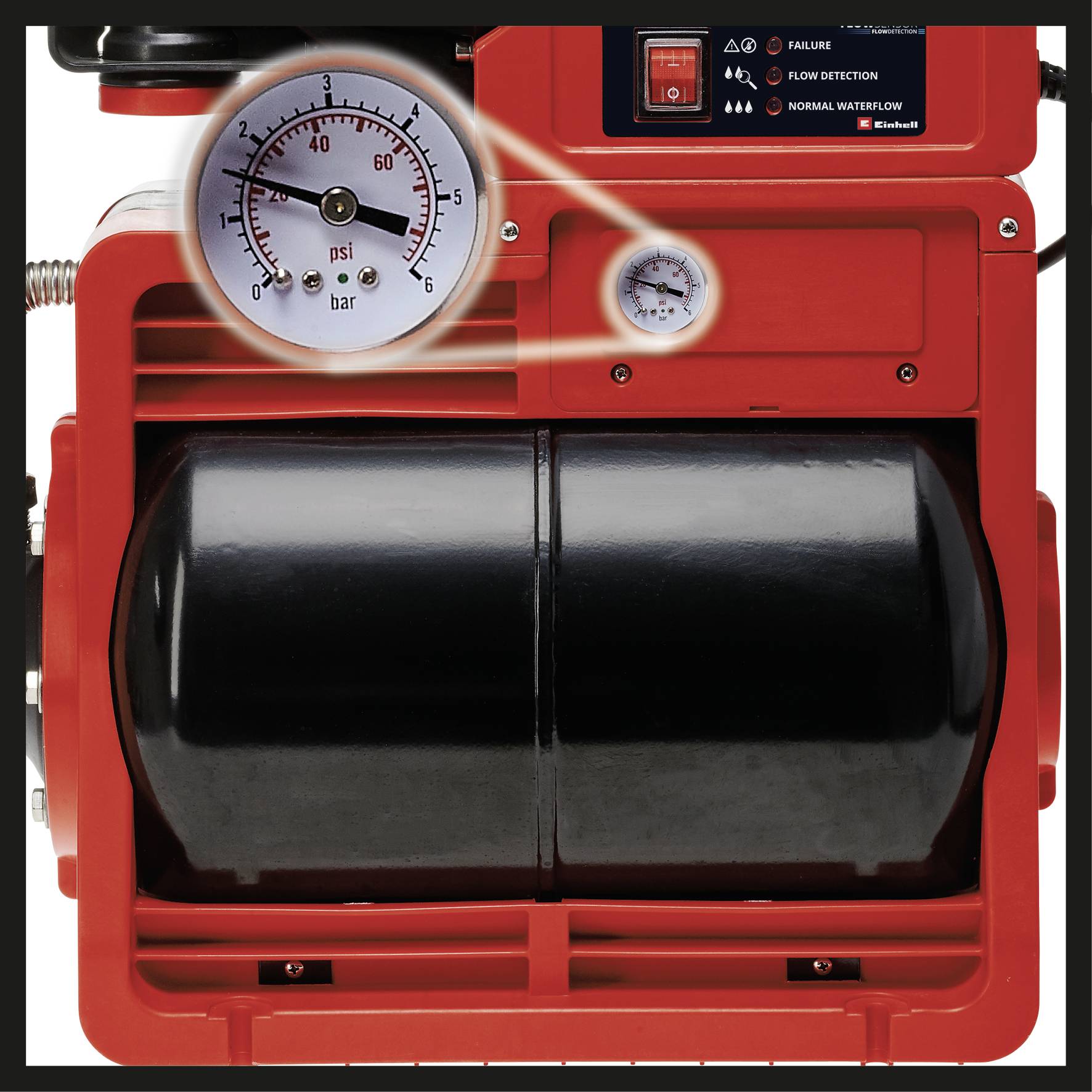Eine rote Wasserpumpe mit großem schwarzem Tank. Ein Zoom zeigt ein Manometer, das den Druck in Psi und Bar misst.