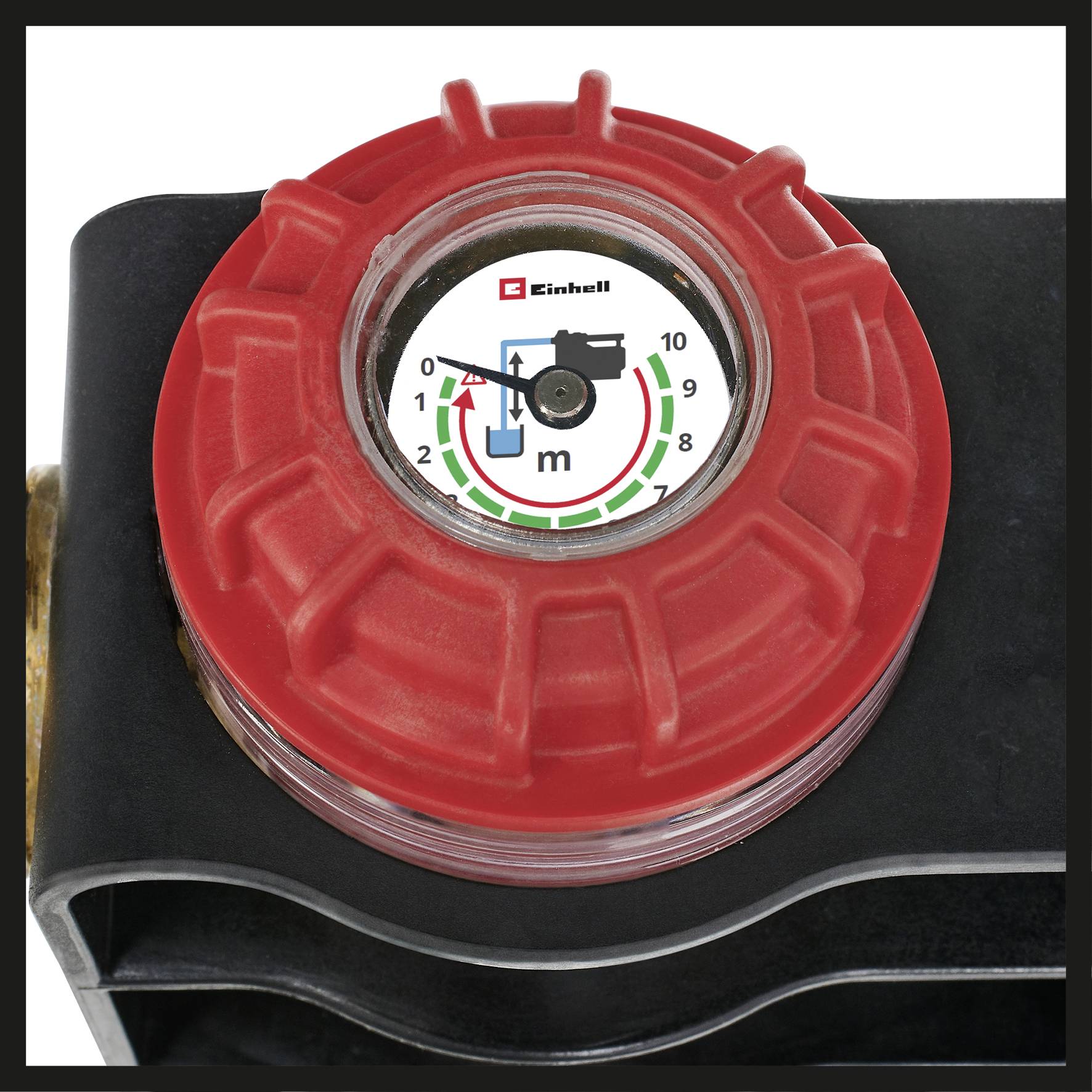 'Einhell' Wassertankanzeige zeigt 6 von 10 Litern. Roter Deckel umrahmt Skala, markiert grüner Bereich.