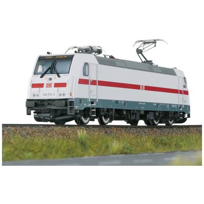 Ein weißer elektrischer Zug der Deutschen Bahn mit rotem Streifen auf einer Gleisstrecke, fokussiert auf die Lokomotive im Vordergrund.