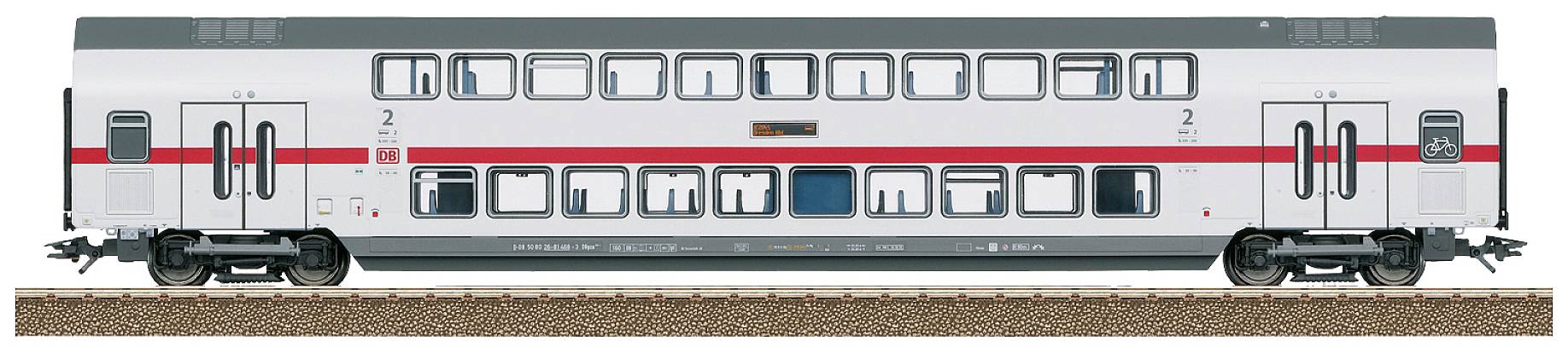 Doppelstockzugwagen mit grauer und weißer Lackierung, rotem Streifen in der Mitte, auf Gleis stehend, mehrere Fenster sichtbar.