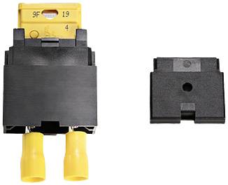 Ein schwarzer elektrischer Adapter mit zwei gelben Anschlüssen neben einer schwarzen Abdeckung, isoliert auf weißem Hintergrund.