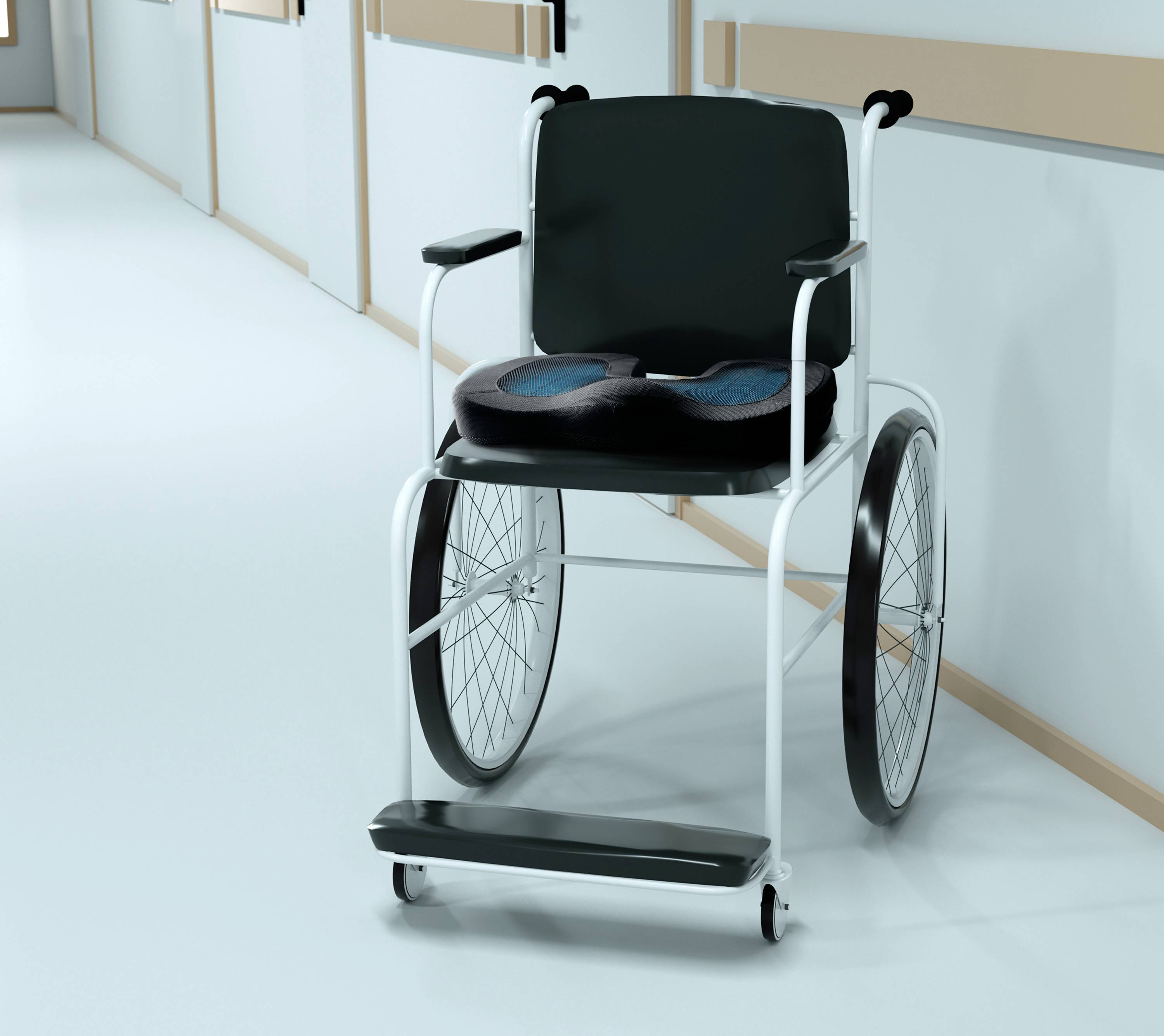 Ein leerer Rollstuhl steht in einem hell erleuchteten Flur. Der Flur scheint Teil eines Krankenhauses oder Pflegeeinrichtung zu sein.