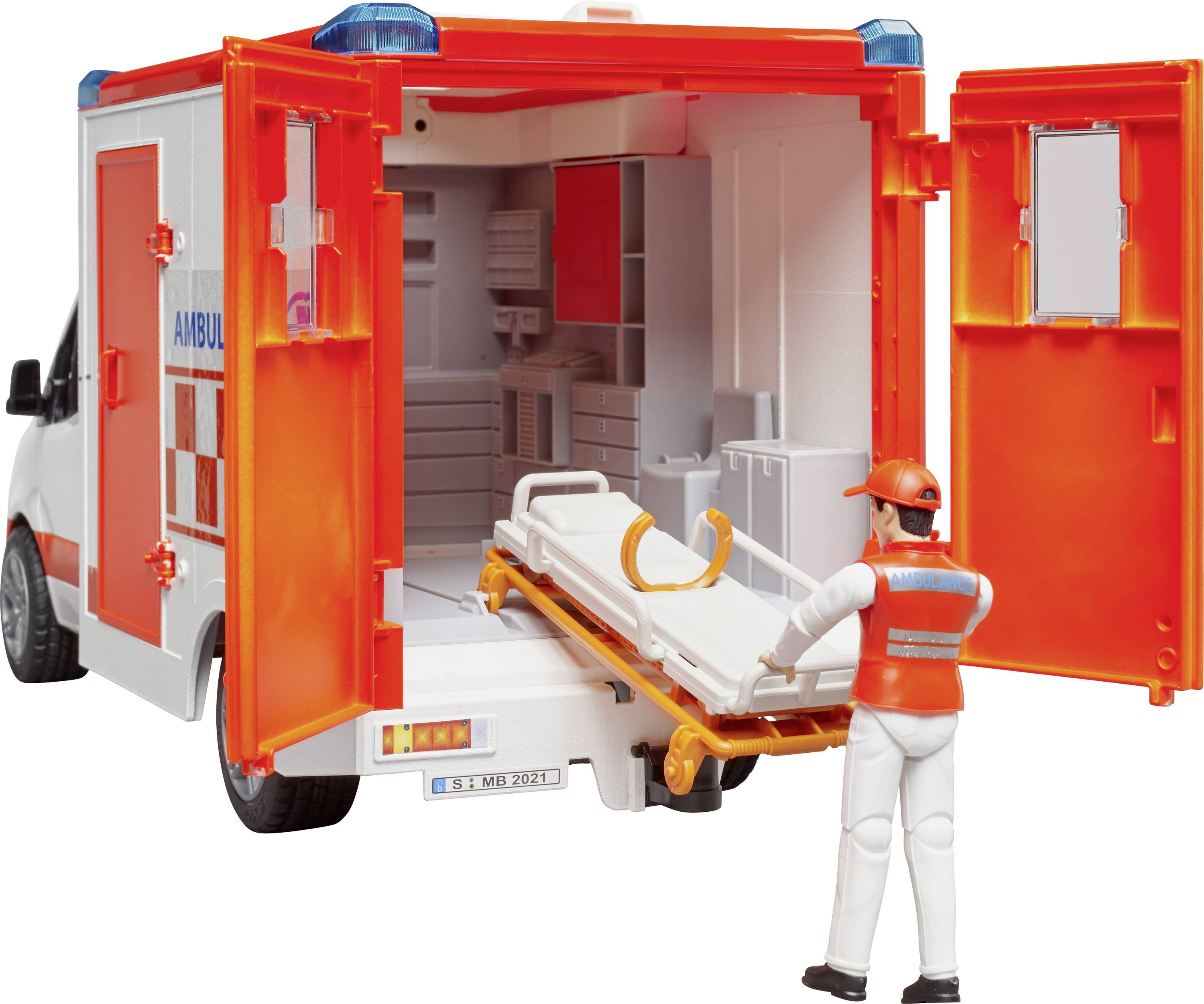 Eine Spielfigur schiebt eine Trage in den geöffneten Bereich eines Spielzeugkrankenwagens. Der Wagen ist orange und weiß.