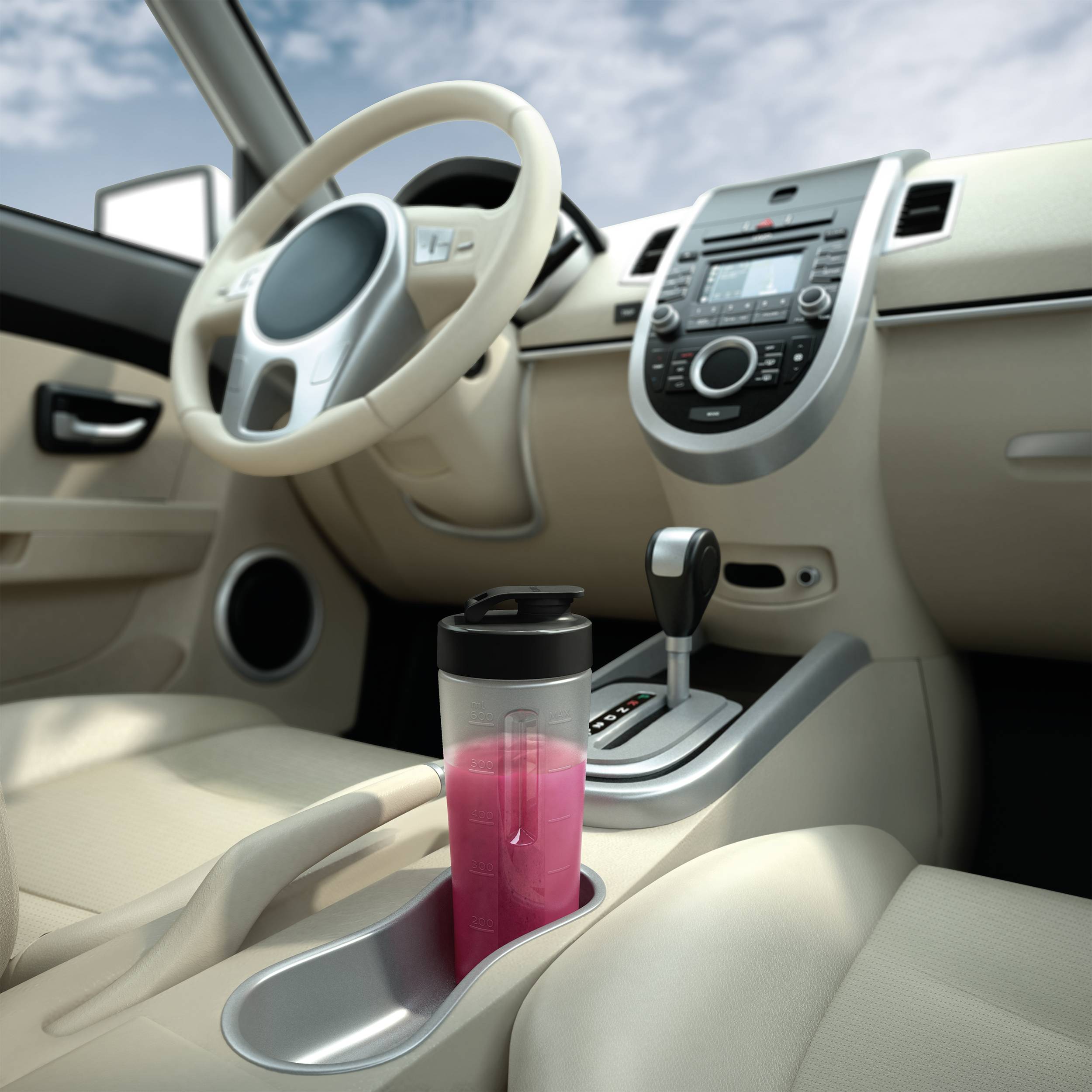 Innenraum eines Autos mit einem zentral platzierten Getränkehalter. Darin steht ein rosaroter Becher. Automatikgetriebe sichtbar.