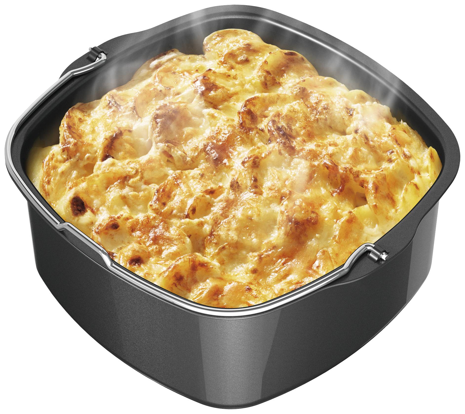 Ein dampfender Kartoffelauflauf mit goldbrauner Kruste in einer schwarzen Backform.