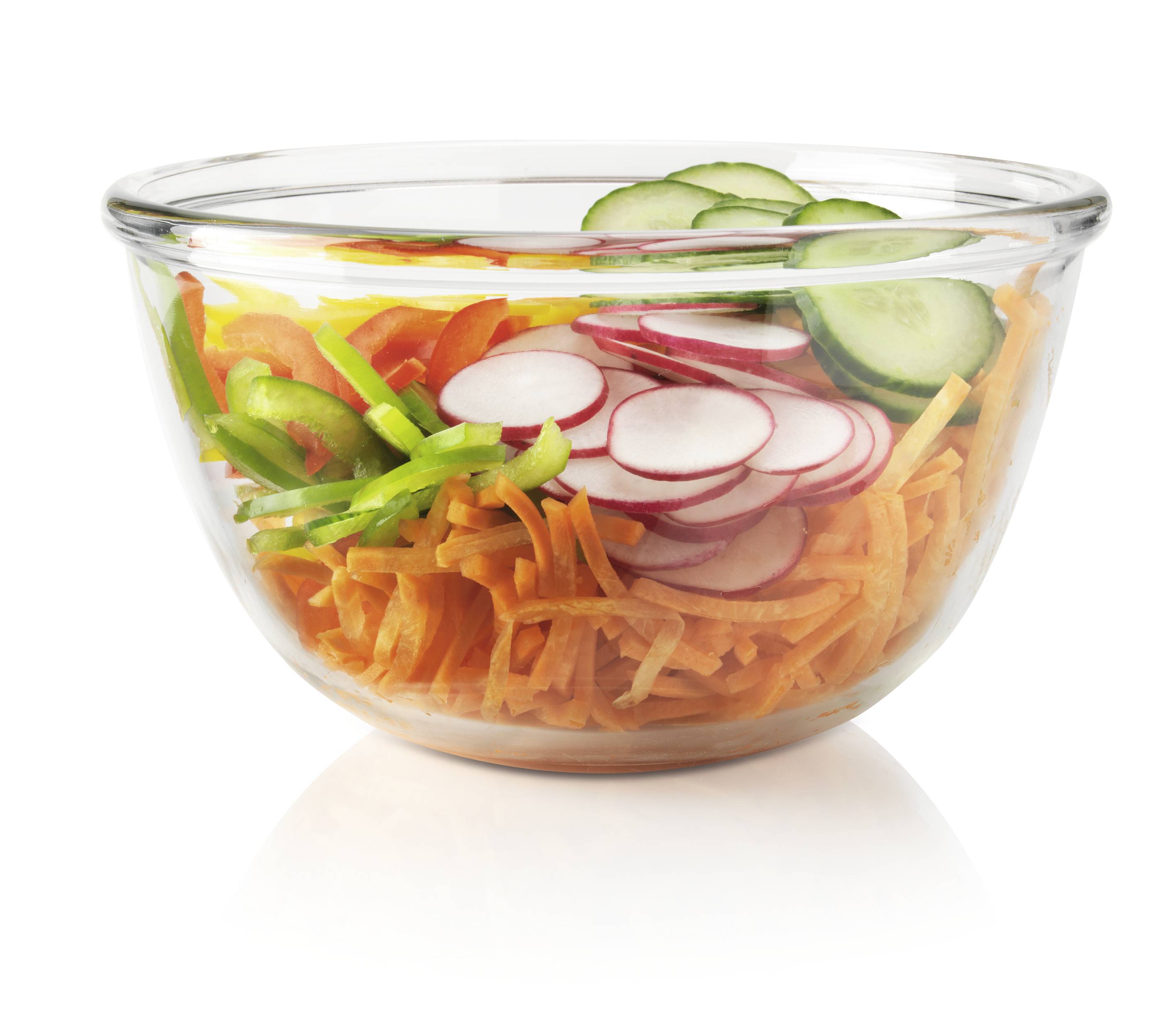 Ein Glastopf mit geschnittenem Salat enthält Karotten, Radieschen, Gurken und Paprika. Frisch und farbenfroh arrangiert.