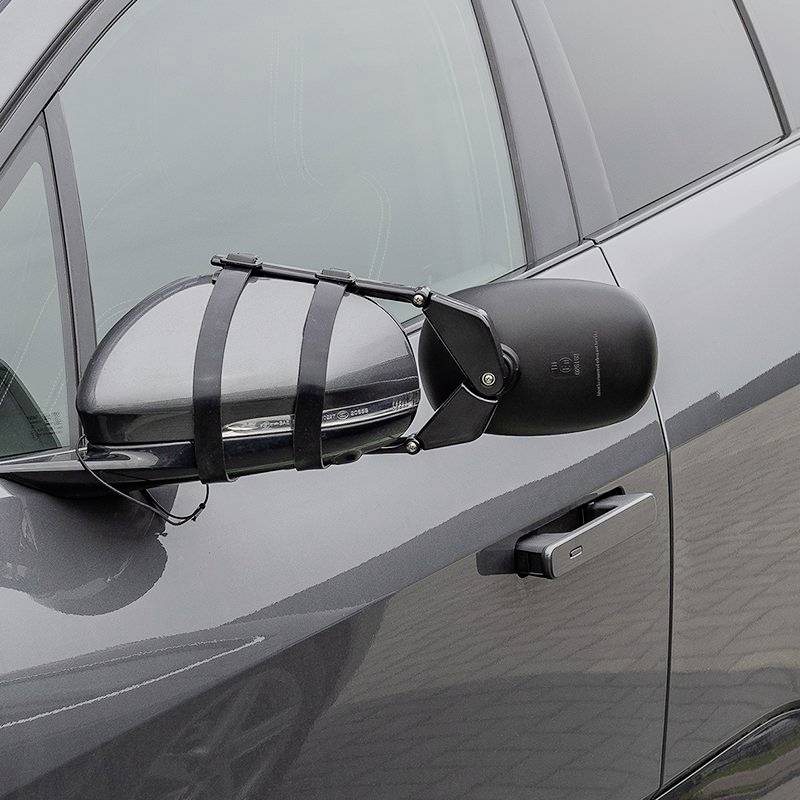 Ein Auto mit einem gebrochenen Seitenspiegel, der provisorisch mit Kabelbindern befestigt ist.