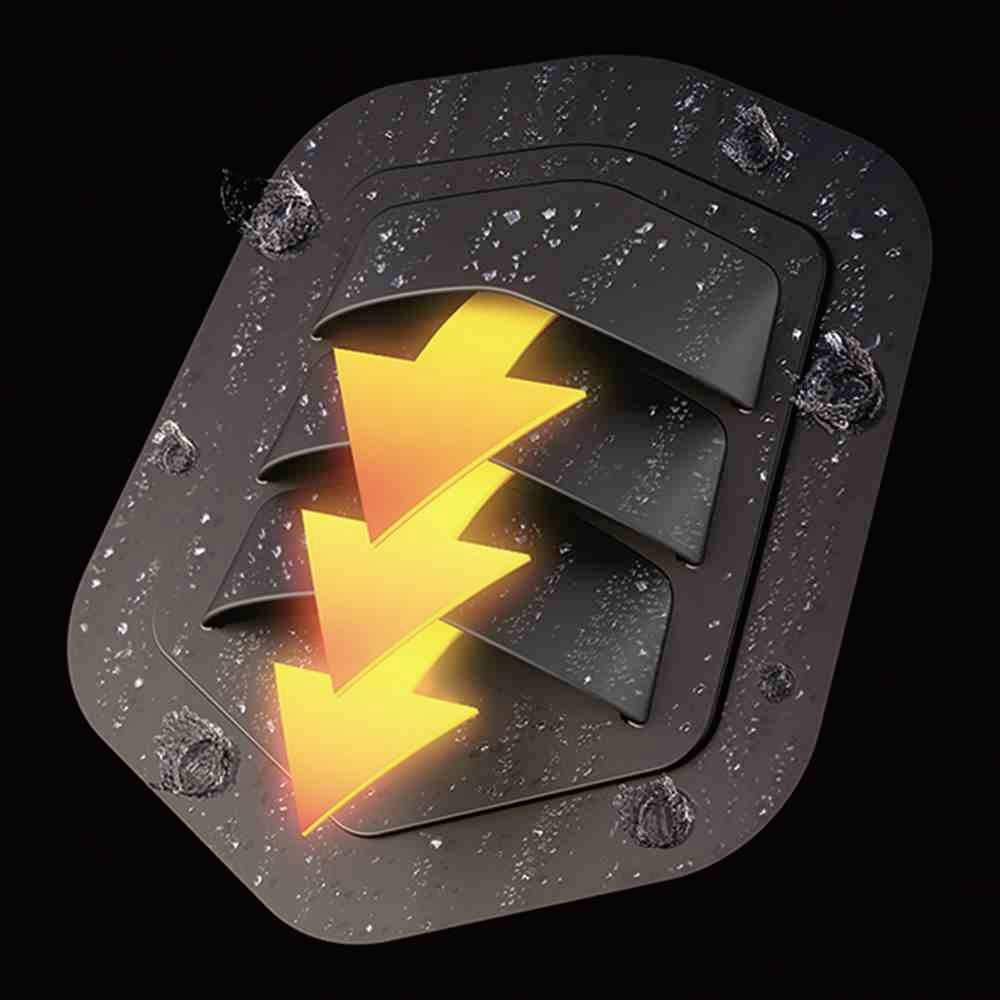 Ein Symbol mit drei gelben Pfeilen, die nach unten zeigen, auf einer metallischen Oberfläche mit sichtbaren Schmutz- und Abnutzungsspuren.