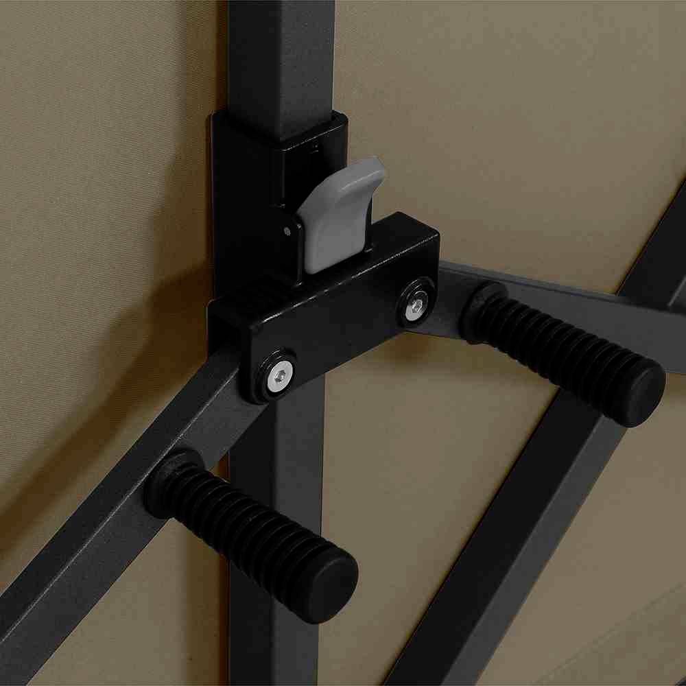 Der Mechanismus einer Gerätehalterung mit schwarzem Hebel und zwei geriffelten Griffen an einer Metallkonstruktion befestigt.