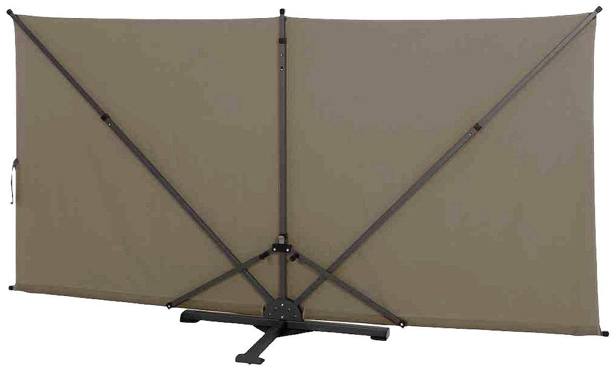 Ein brauner Seitenmarkisenschirm auf einem stabilen, schwarzen Metallfuß. Er ist ausgeklappt und bietet Sichtschutz.