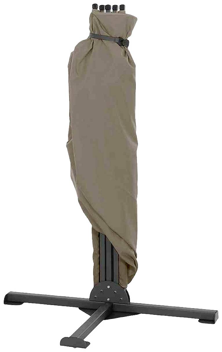 Geschlossener Sonnenschirm, vertikal auf einem stabilen, schwarzen Metallständer aufgestellt. Der Schirm ist mit einer beigen Schutzhülle überzogen.