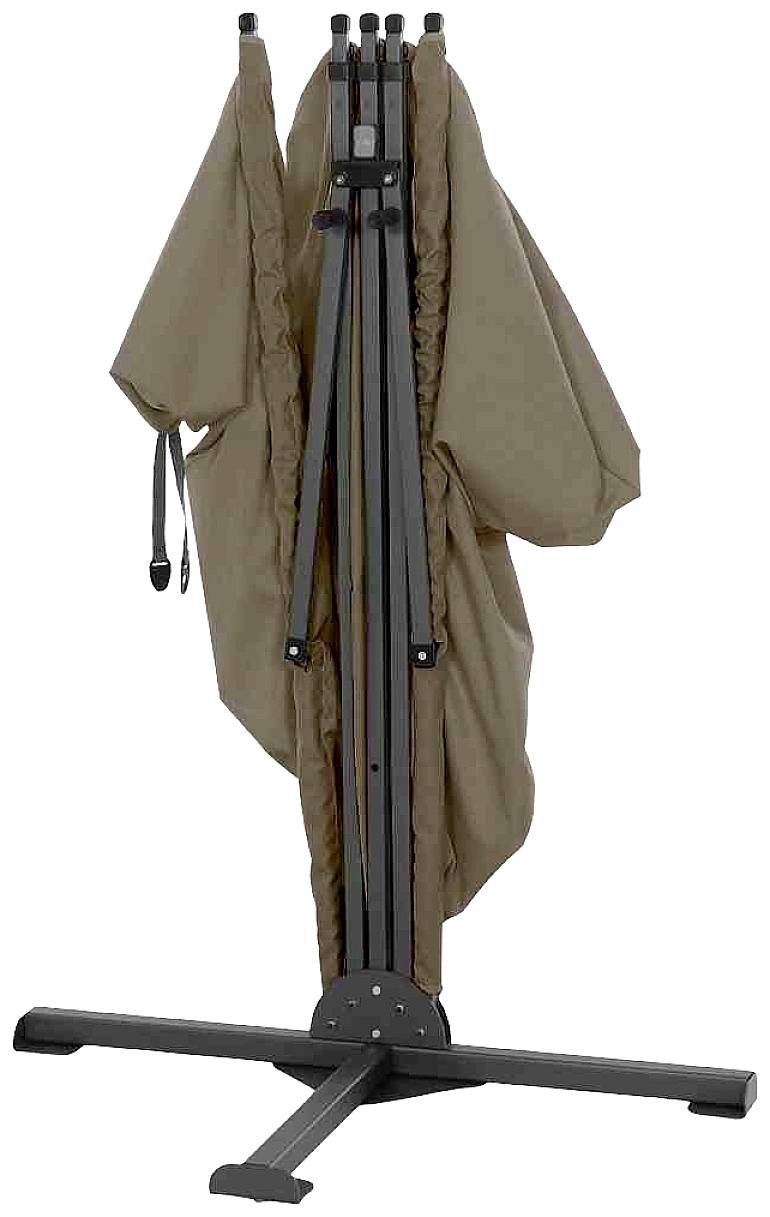 Zusammengeklappter Sonnenschirm in brauner Schutzhülle, auf einem stabilen schwarzen Metallständer.