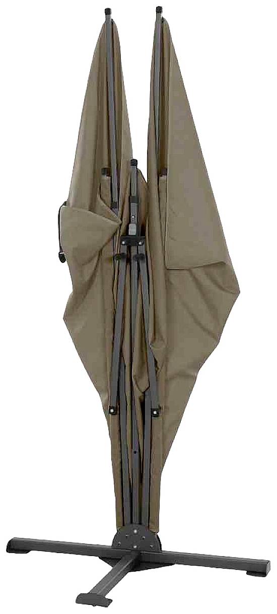 Geschlossener beige Sonnenschirm mit schwarzem Metallständer auf weißem Hintergrund.