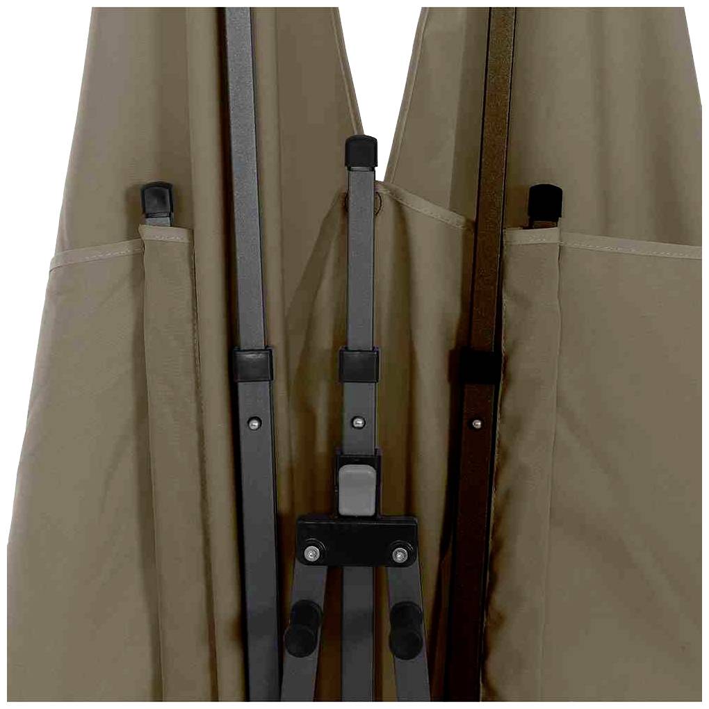 Braune Schutzhüllen, die zusammengefaltete Stühle oder Sonnenschirme umhüllen, aufrecht nebeneinander stehend.