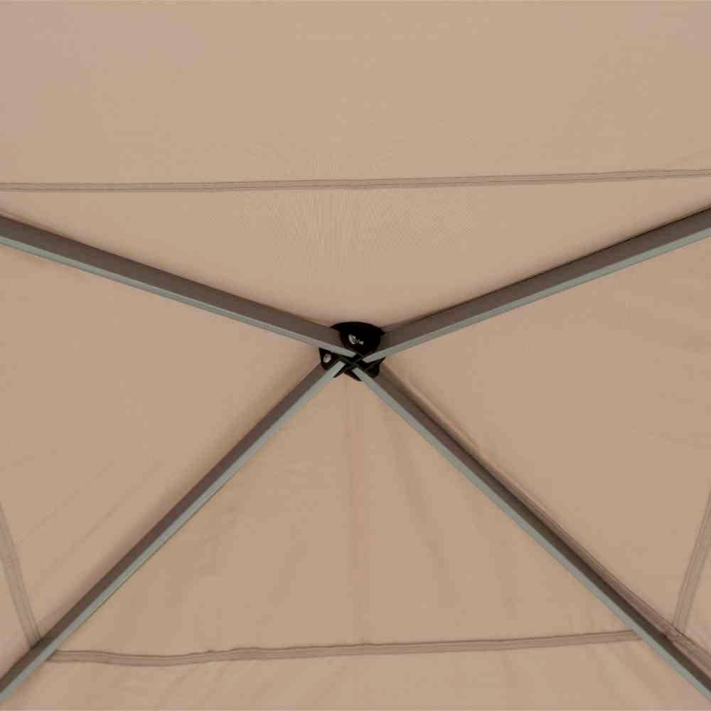 Die Aufnahme zeigt die Unterseite eines aufgespannten Zeltdachs mit einem kreuzförmigen Metallrahmen.