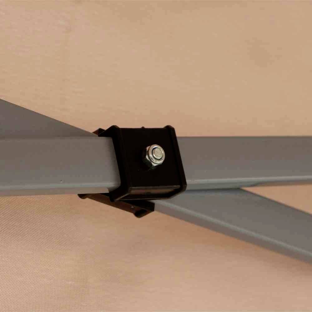 Nahaufnahme einer grauen Metallstange mit einem Bolzen, die in einer Halterung verbunden ist. Hintergrund ist eine beige Fläche.