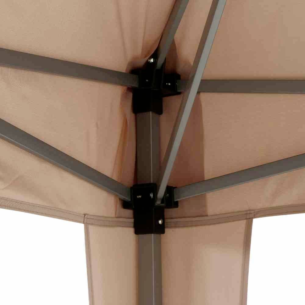 Das Bild zeigt ein Nahaufnahme eines stabilen Pavillon-Gestells aus Metall, das Teil der Struktur eines Sonnenschutzes oder Zeltes ist.