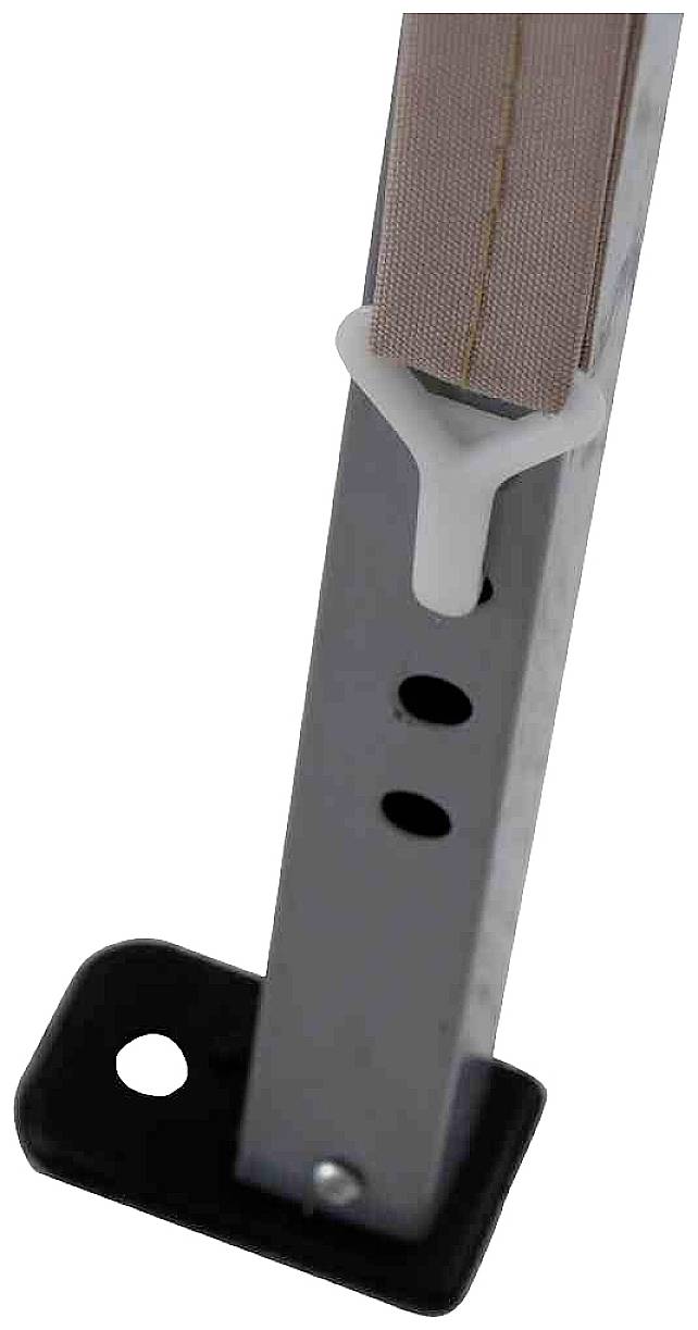 Metallstange mit einem verstellbaren Gurt und einer schwarzen, rechteckigen Basis mit Schraubenlöchern.