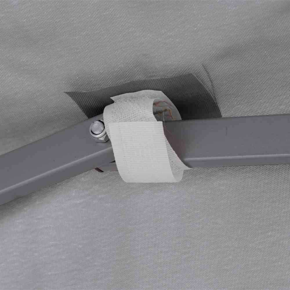 Ein grauer Metallrahmen mit einer weißen Stoffbefestigung, die zwei Teile miteinander verbindet. Hintergrund grau-gemustert.