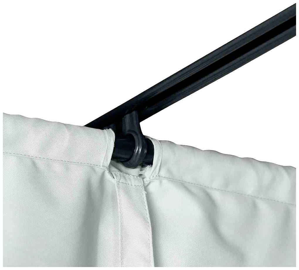 Ein Gardinenschienenhalter mit einer eingehängten Stoffbahn, die an einer schwarzen Schienenkonstruktion befestigt ist.