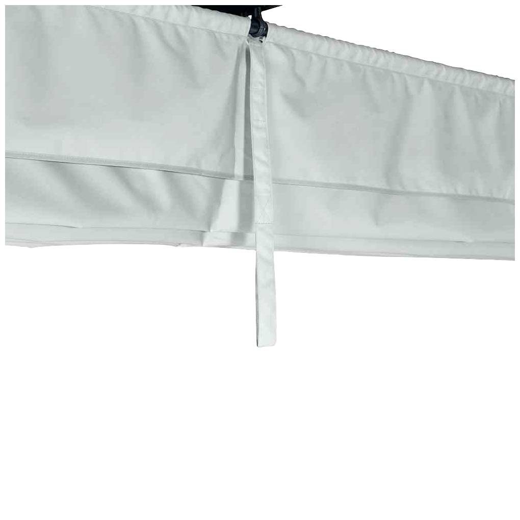 Eine cremefarbene Markise mit dekorativer Borte und Bindebändern ist leicht von unten sichtbar.