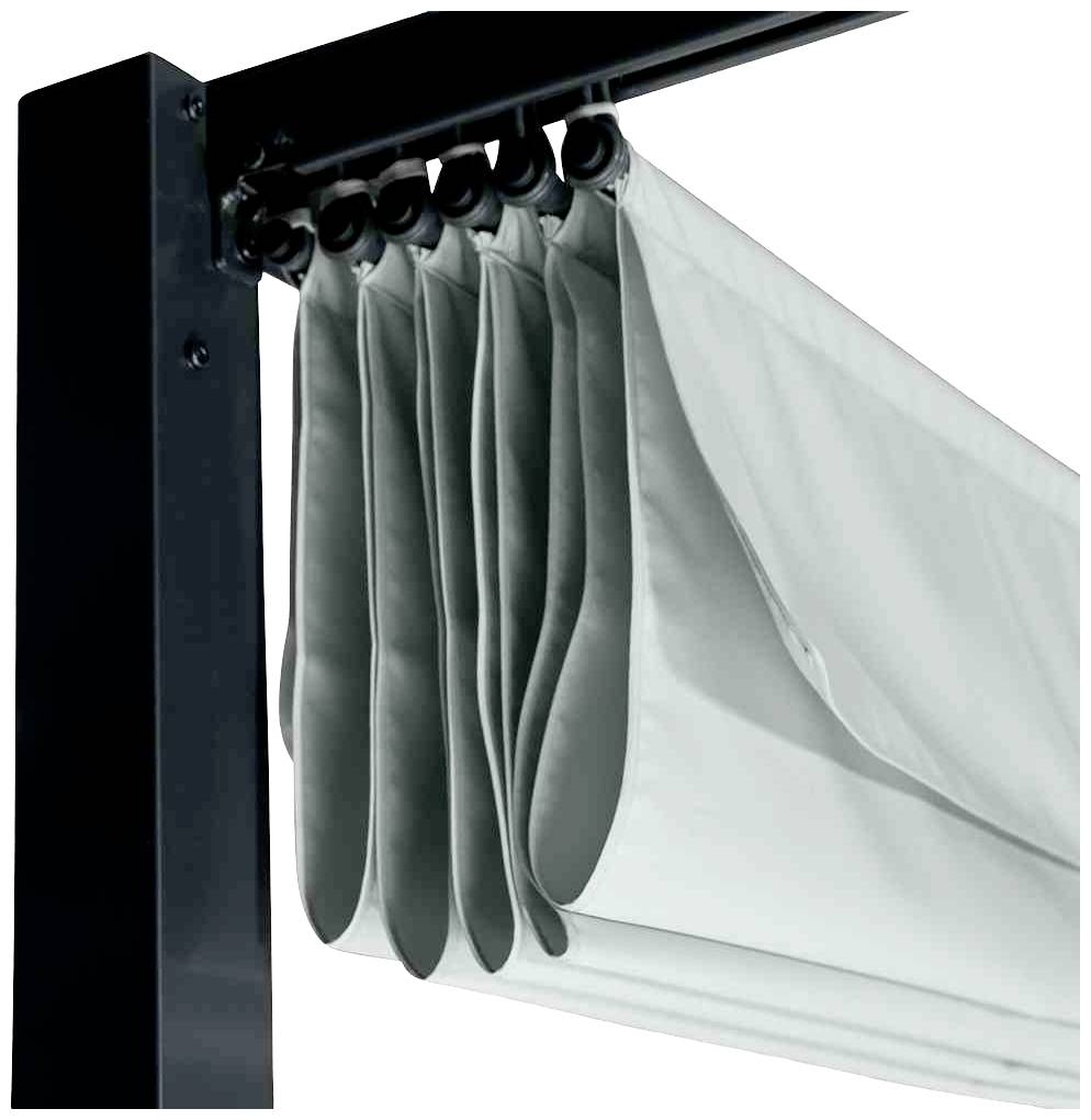 Eine geschlossene seitliche Ansicht eines hellgrauen Vorhangrollos, das an einem dunklen Metallrahmen befestigt ist.