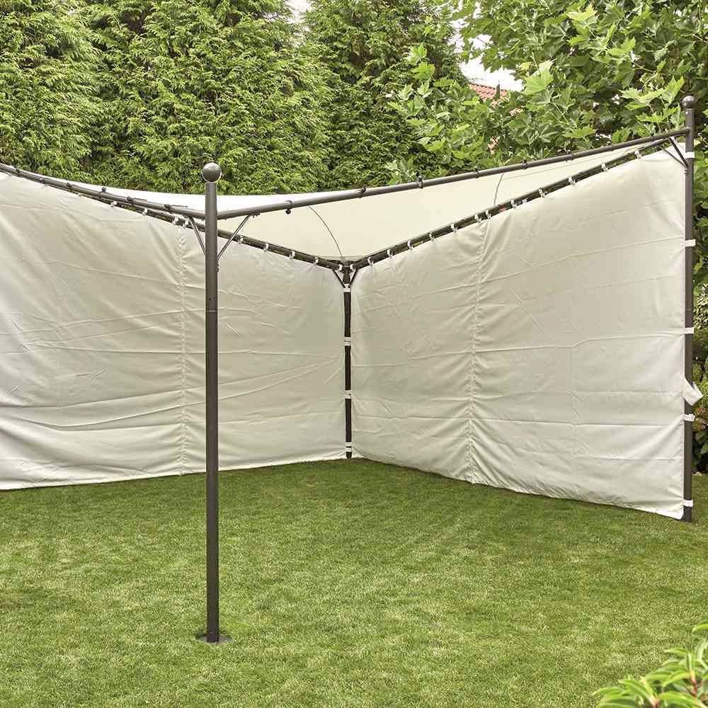 Ein rechteckiger Pavillon mit weißem Stoffdach und -wänden steht auf einer grünen Rasenfläche, umgeben von hohen Bäumen.