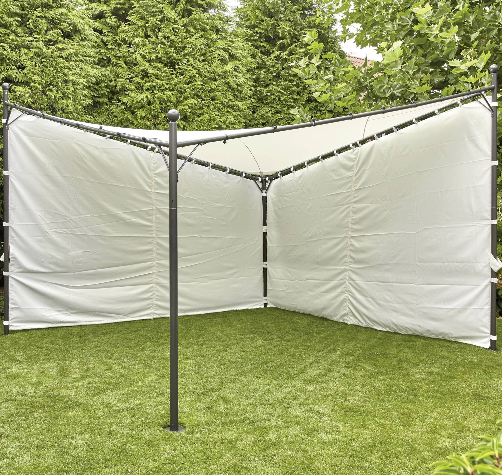 Ein weißer Pavillon mit sichtbaren Metallstangen steht auf einer grünen Rasenfläche, umgeben von hohen Bäumen im Hintergrund.