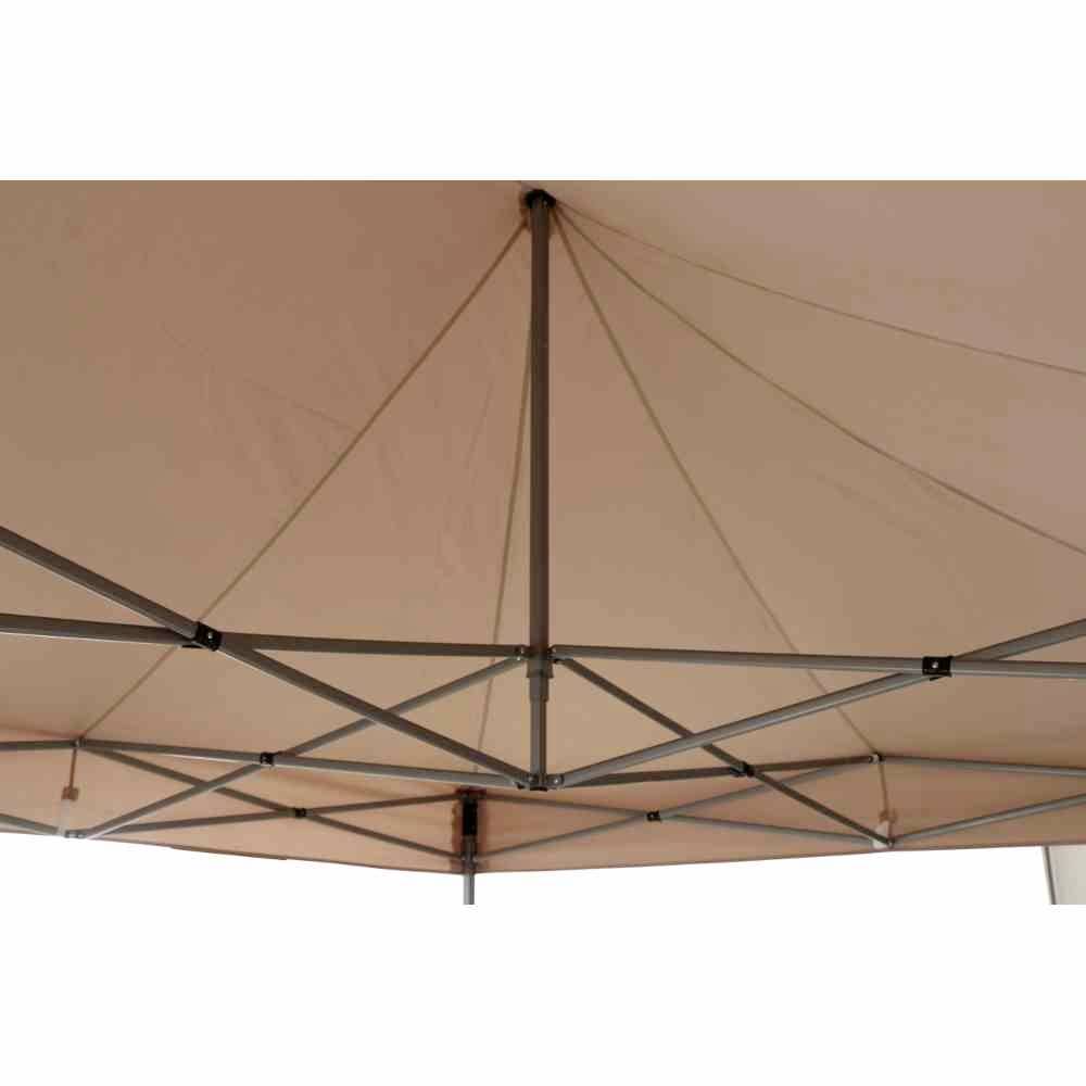 Untersicht eines Zeltdachs mit Metallstreben, die die Struktur stützen. Das Zelt hat eine beige Plane und dient als Schutzdach.